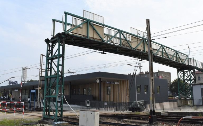 OŚWIĘCIM. Kładka kolejowa już częściowo rozebrana