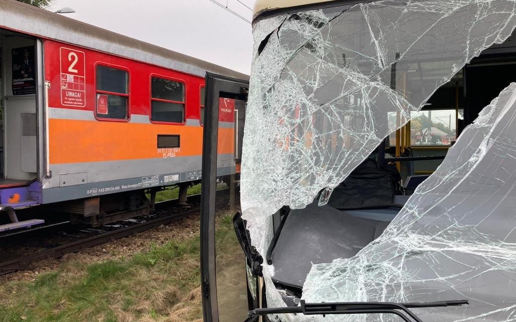 BULOWICE. Autobus zderzył się z pociągiem