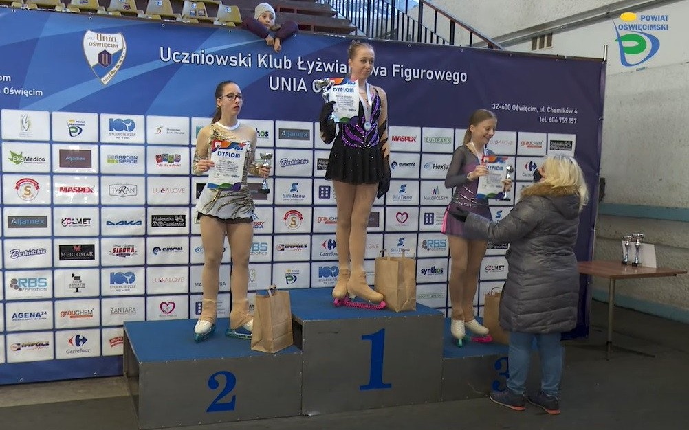 POWIAT. Popisy młodych łyżwiarzy na oświęcimskiej tafli