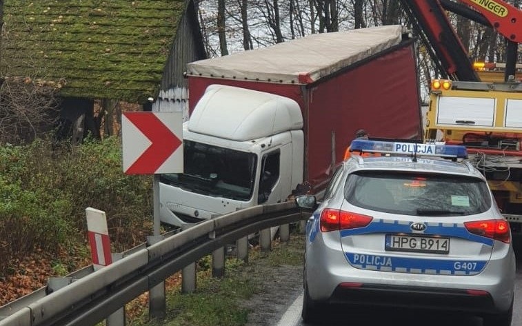 ZATOR. Ciężarówka zjechała do rowu
