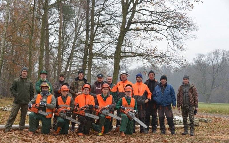 OŚWIĘCIM. Wolontariusze z Technikum Leśnego w Brynku w Miejscu Pamięci