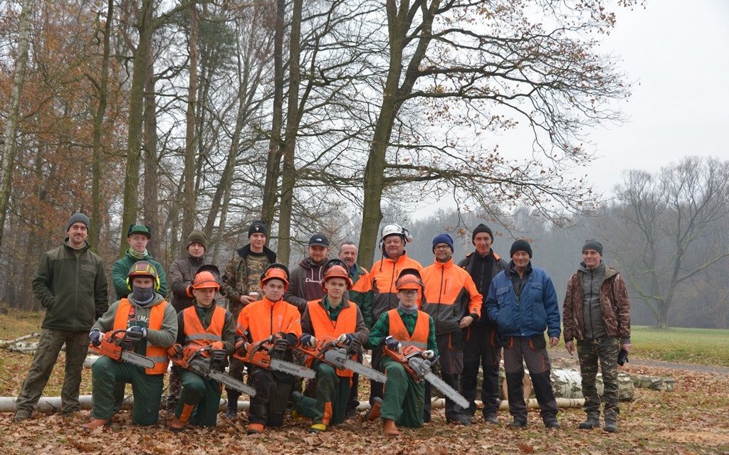 OŚWIĘCIM. Wolontariusze z Technikum Leśnego w Brynku w Miejscu Pamięci