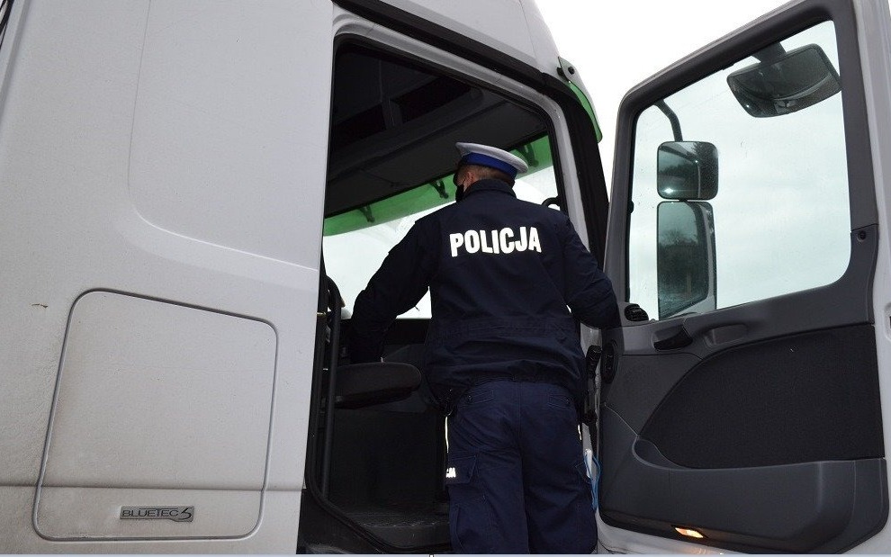 POWIAT. Na samochód osobowy spadła tafla lodu