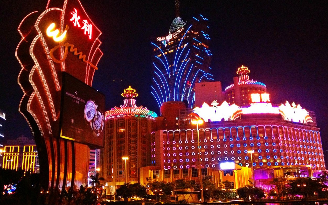 Dlaczego kasyna wirtualne są lepsze od tradycyjnych kasyn stacjonarnych