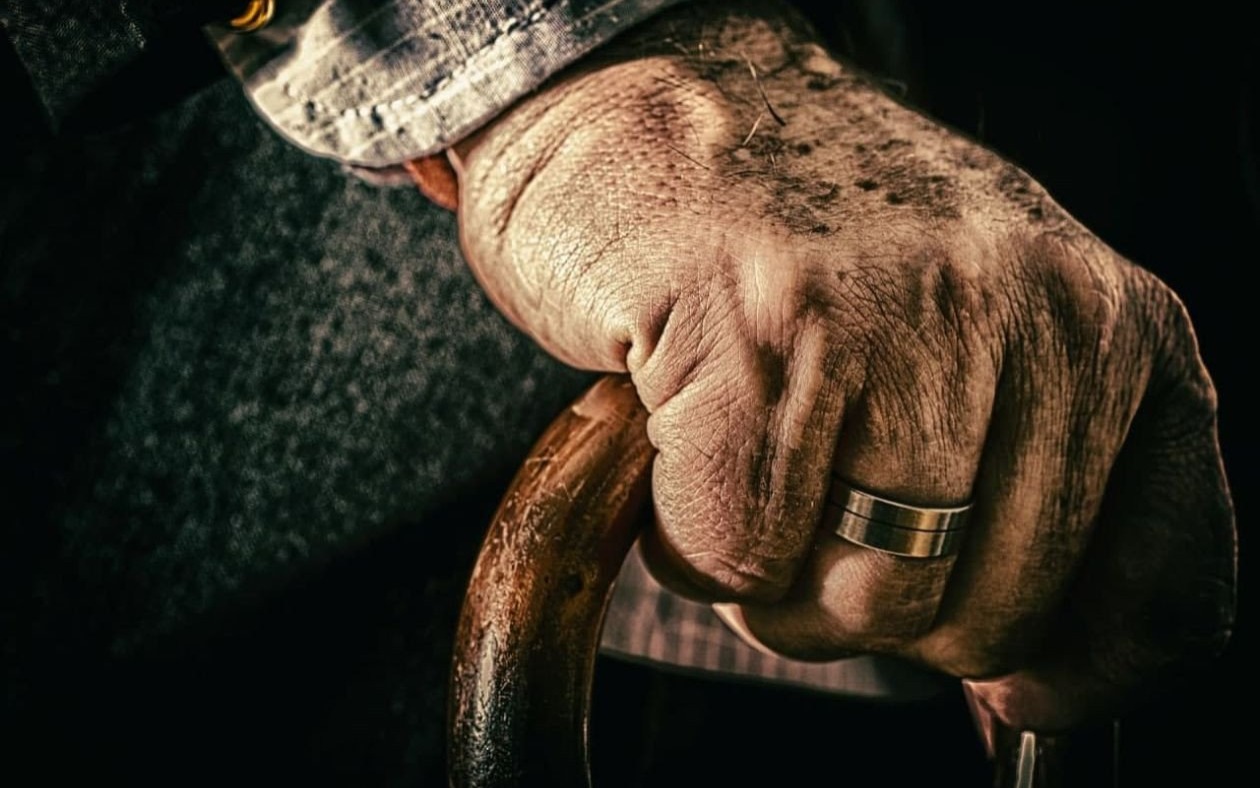 Czy praca w opiece pokona pandemię prac bez sensu?