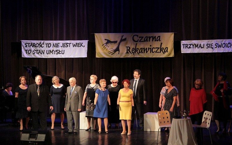 OŚWIĘCIM. Kochajmy się – premiera Kabaretu Czarna Rękawiczka