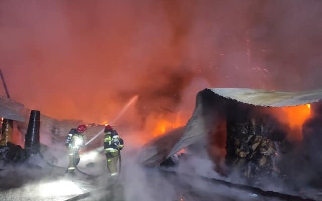 KĘTY. Potężny pożar hali magazynowej z papierem