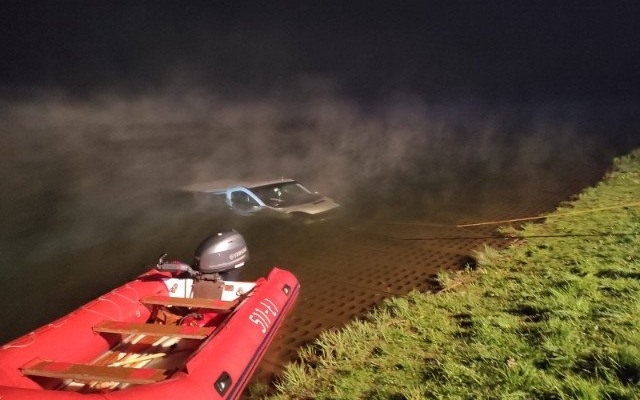 OŚWIĘCIM. W nocy bus wpadł do zbiornika wodnego na Krukach