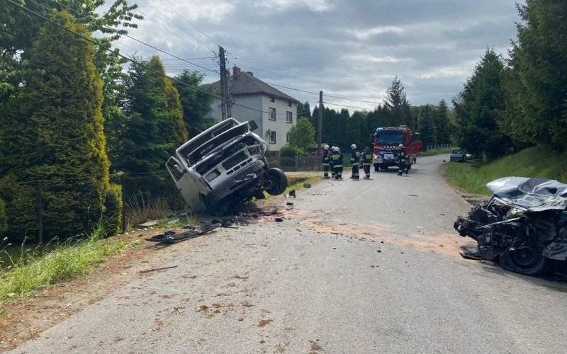 POWIAT. Kierowca zasnął za kierownicą i zjechał na drugi pas