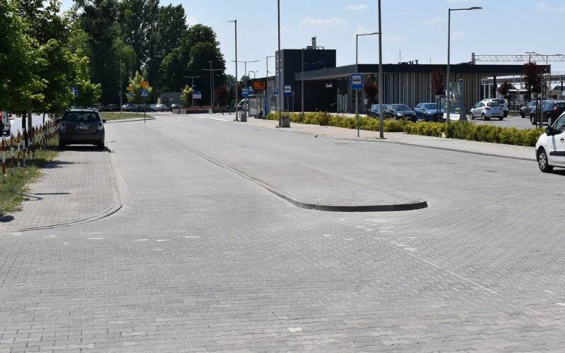 POWIAT. Koniec modernizacji placu przed dworcem PKP