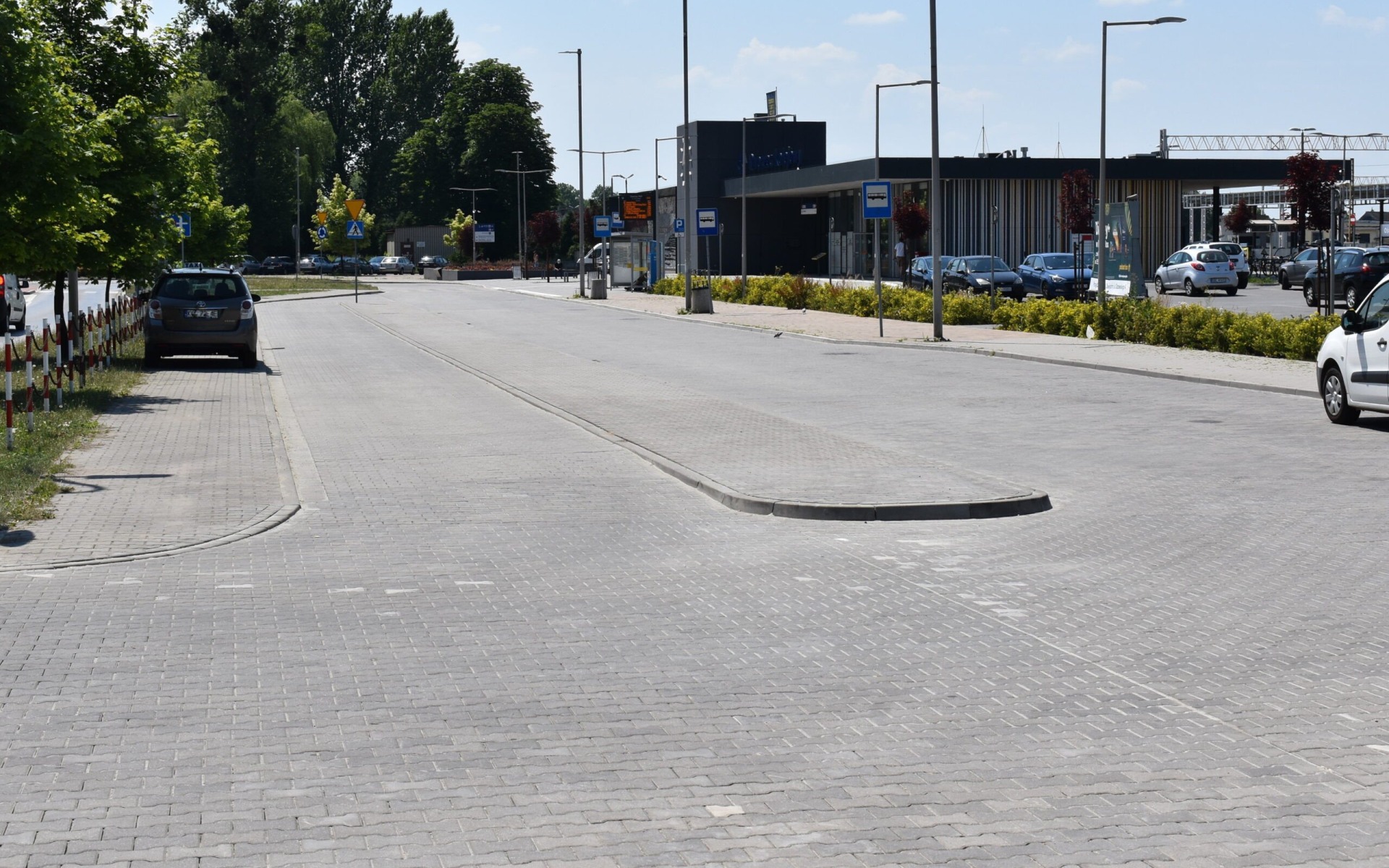 POWIAT. Koniec modernizacji placu przed dworcem PKP