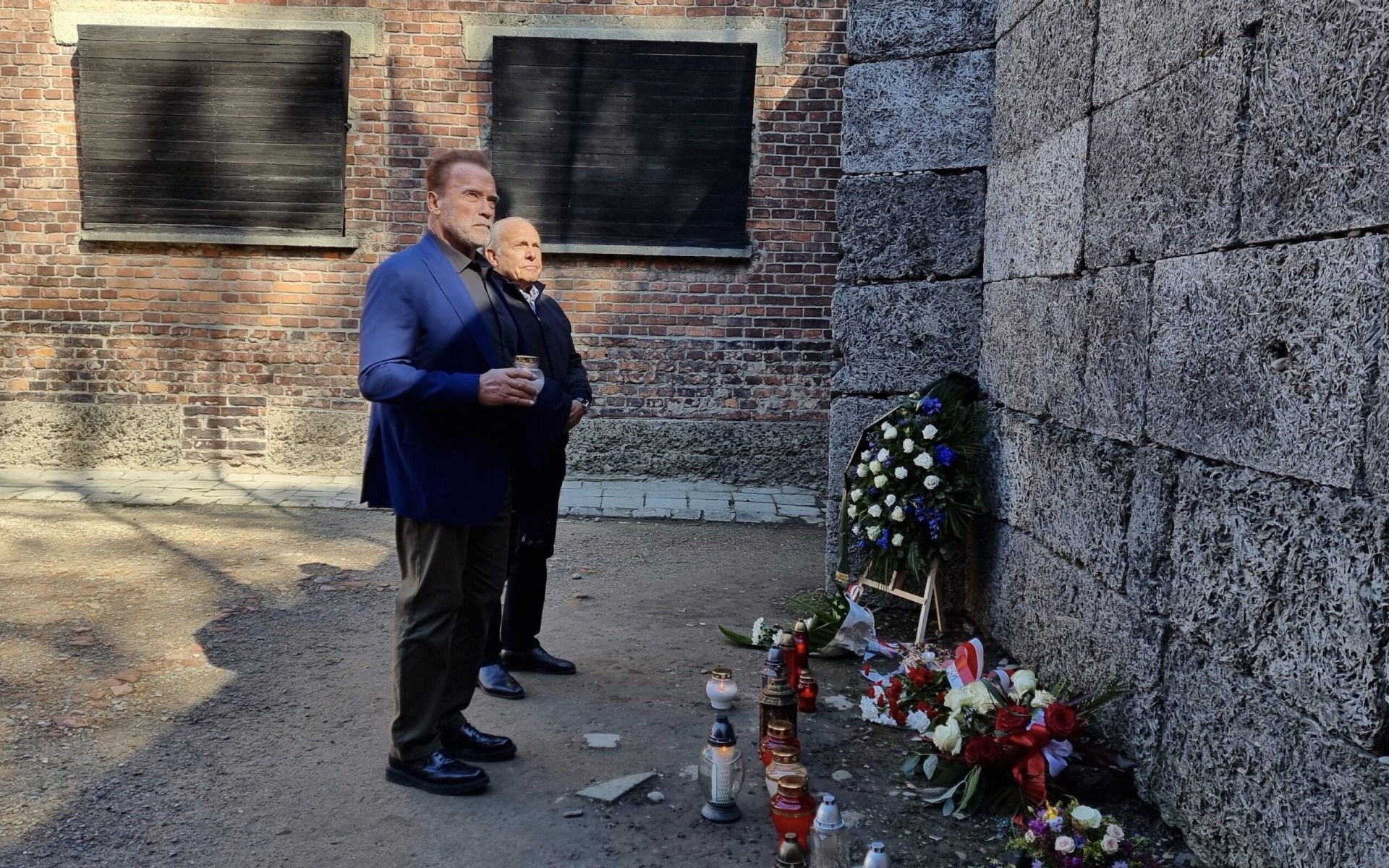 OŚWIĘCIM. Arnold Schwarzenegger w Miejscu Pamięci Auschwitz