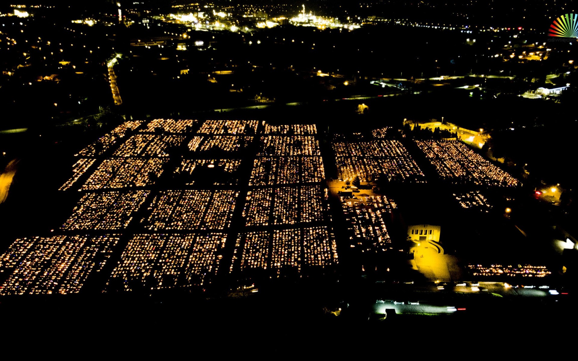 OŚWIĘCIM. Nocne zdjęcia oświęcimskich cmentarzy 1 listopada 2022