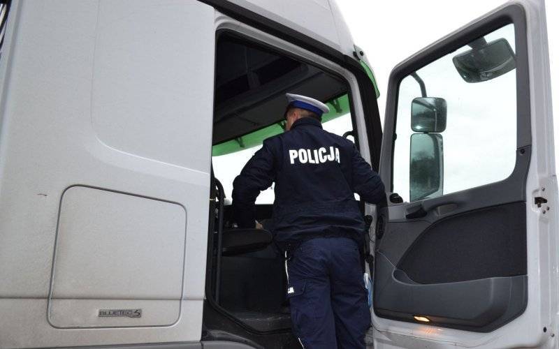 OŚWIĘCIM. Lód spadł z ciężarówki na przednią szybę