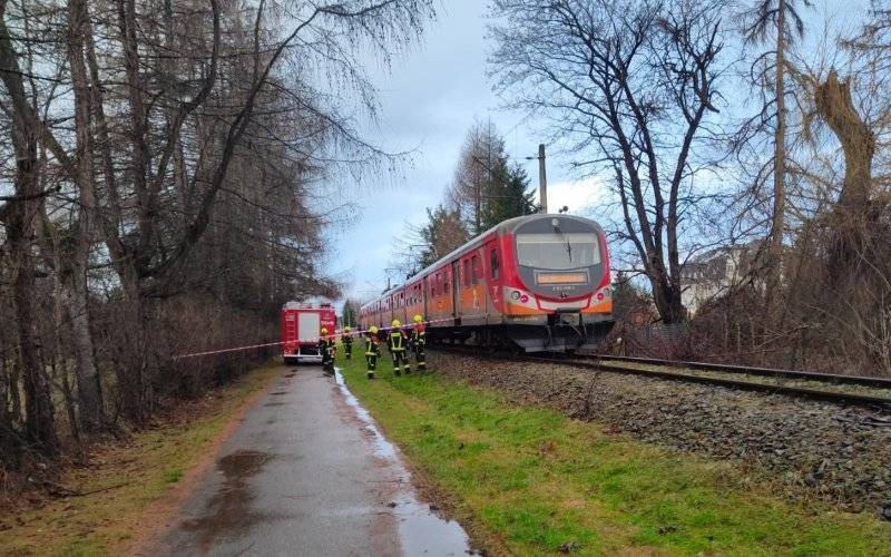 KĘTY. Pociąg osobowy potrącił młodą kobietę