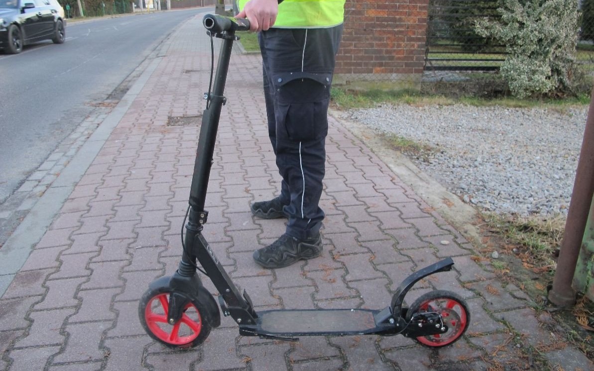 CHEŁMEK. Motocyklista upadł na jezdnię, aby uniknąć zderzenia z hulajnogą