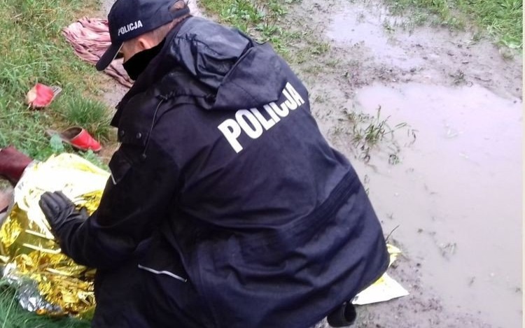 BRZESZCZE. Pijany stoczył się z wału, pomógł senior