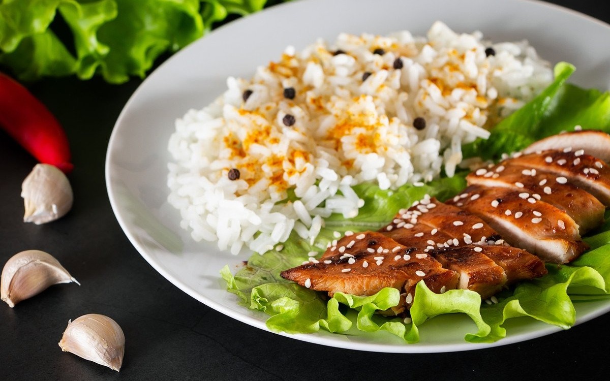 Catering dietetyczny a optymalne funkcjonowanie tarczycy – dieta, która wpływa na pracę gruczołu