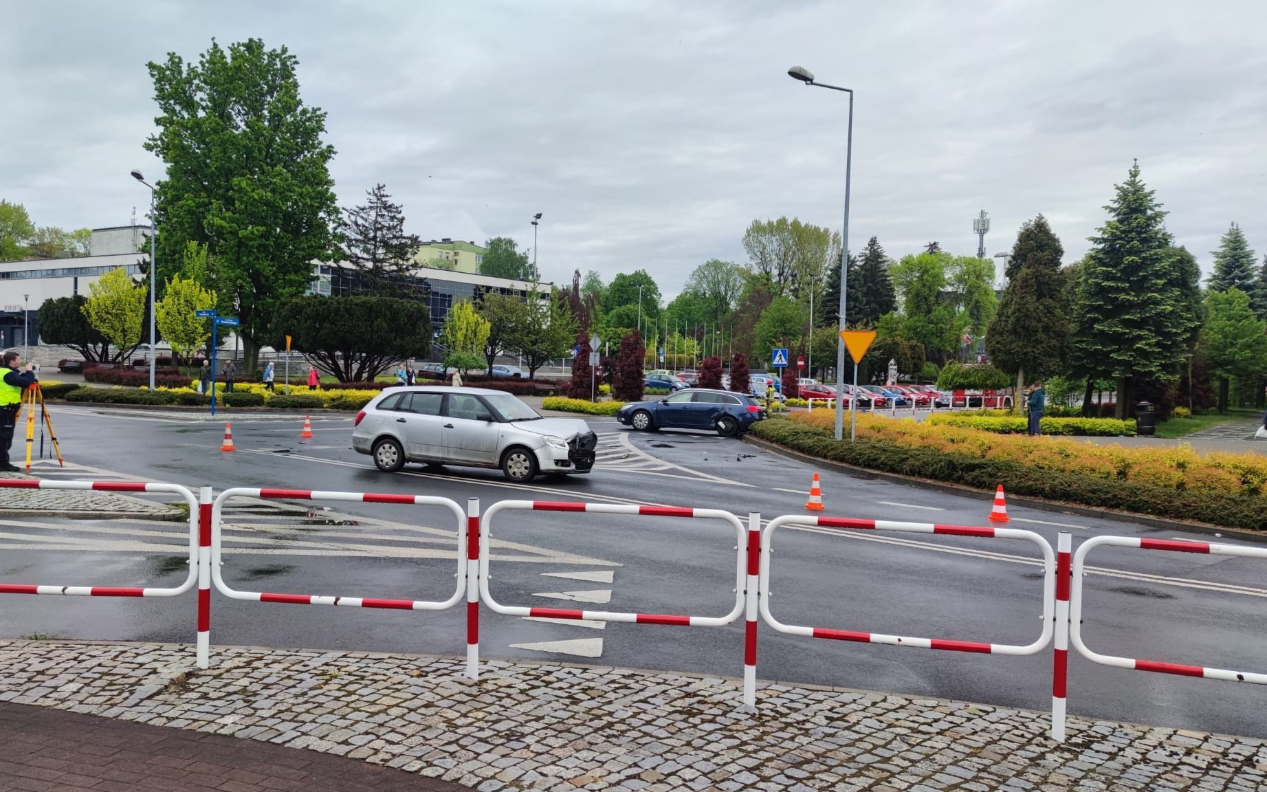 OŚWIĘCIM. Groźny wypadek samochodów pod centrum kultury