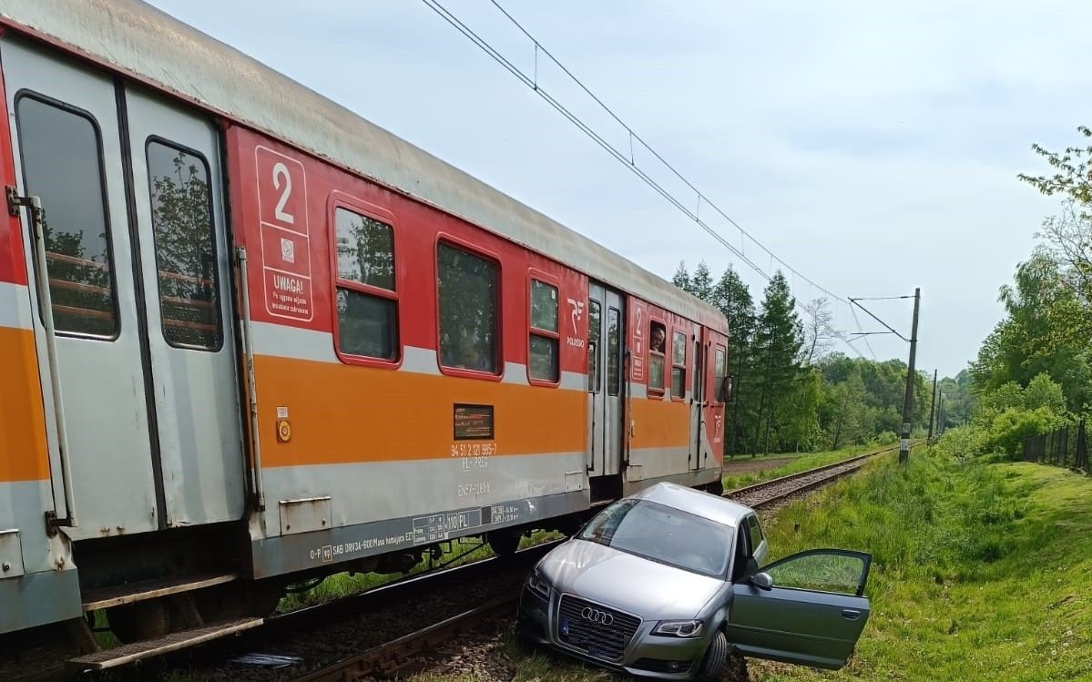 KĘTY. Kierowca samochodu osobowego wjechał pod pociąg