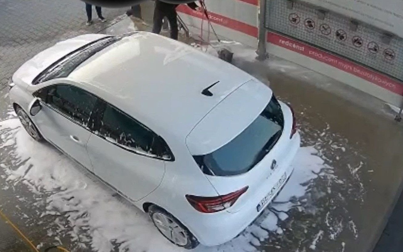 OŚWIĘCIM. Zarzut znęcania dla mężczyzny, który umył psa w myjni samochodowej