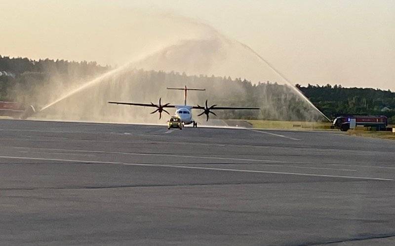 KRAKÓW. Uroczysty salut wodnym linii lotniczych Air Serbia w Kraków Airport