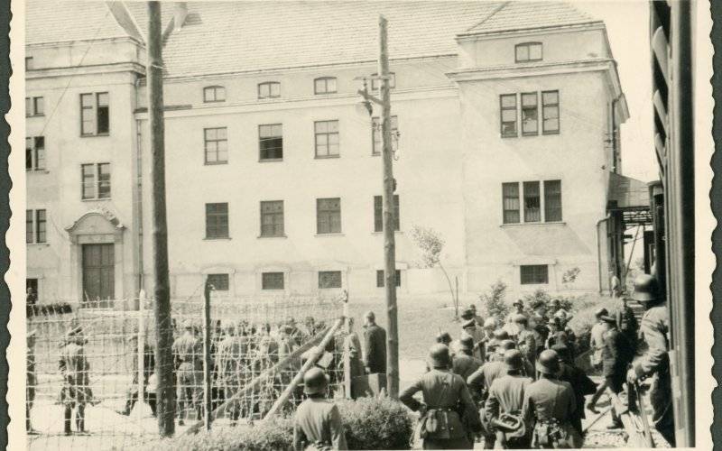 OŚWIĘCIM. Sensacyjne nowe zdjęcia z deportacji pierwszych Polaków do Auschwitz