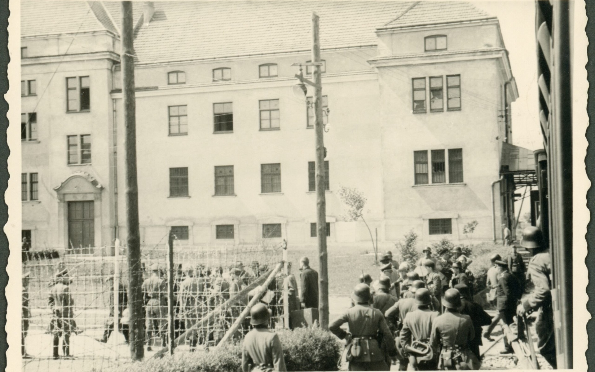 OŚWIĘCIM. Sensacyjne nowe zdjęcia z deportacji pierwszych Polaków do Auschwitz