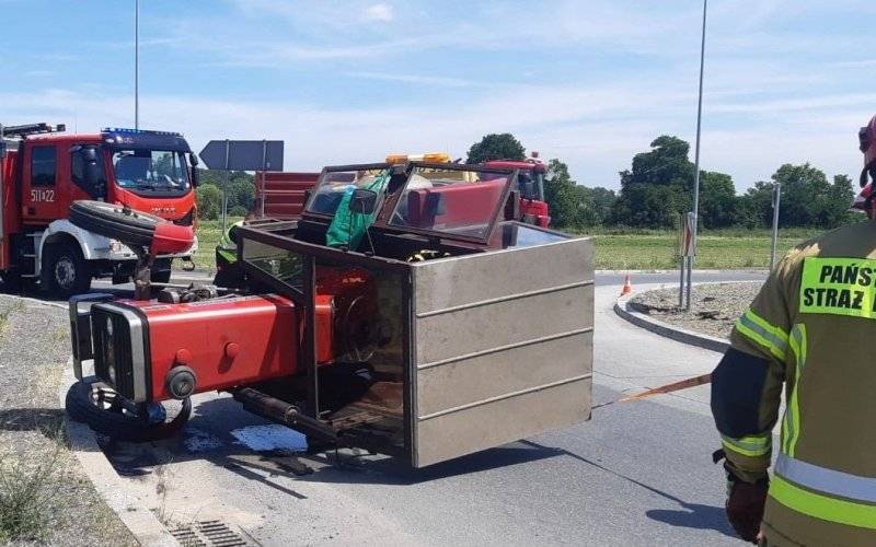 ŁĘKI. Ursus z przyczepą wywrócił się podczas skrętu