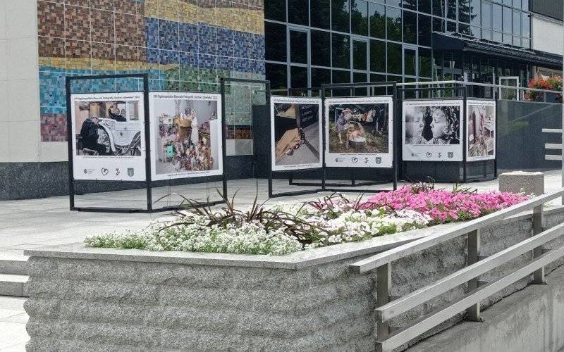 OŚWIĘCIM. Plenerowa wystawa prac biennale fotografii „Kochać człowieka”