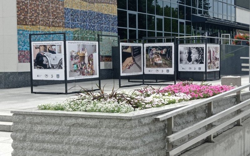 OŚWIĘCIM. Plenerowa wystawa prac biennale fotografii „Kochać człowieka”