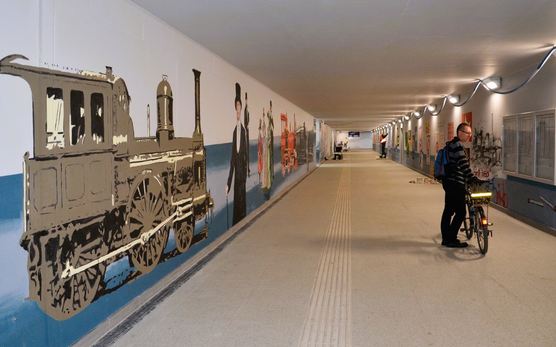 OŚWIĘCIM. W przejściu podziemnym na dworcu kolejowym powstają historyczne murale