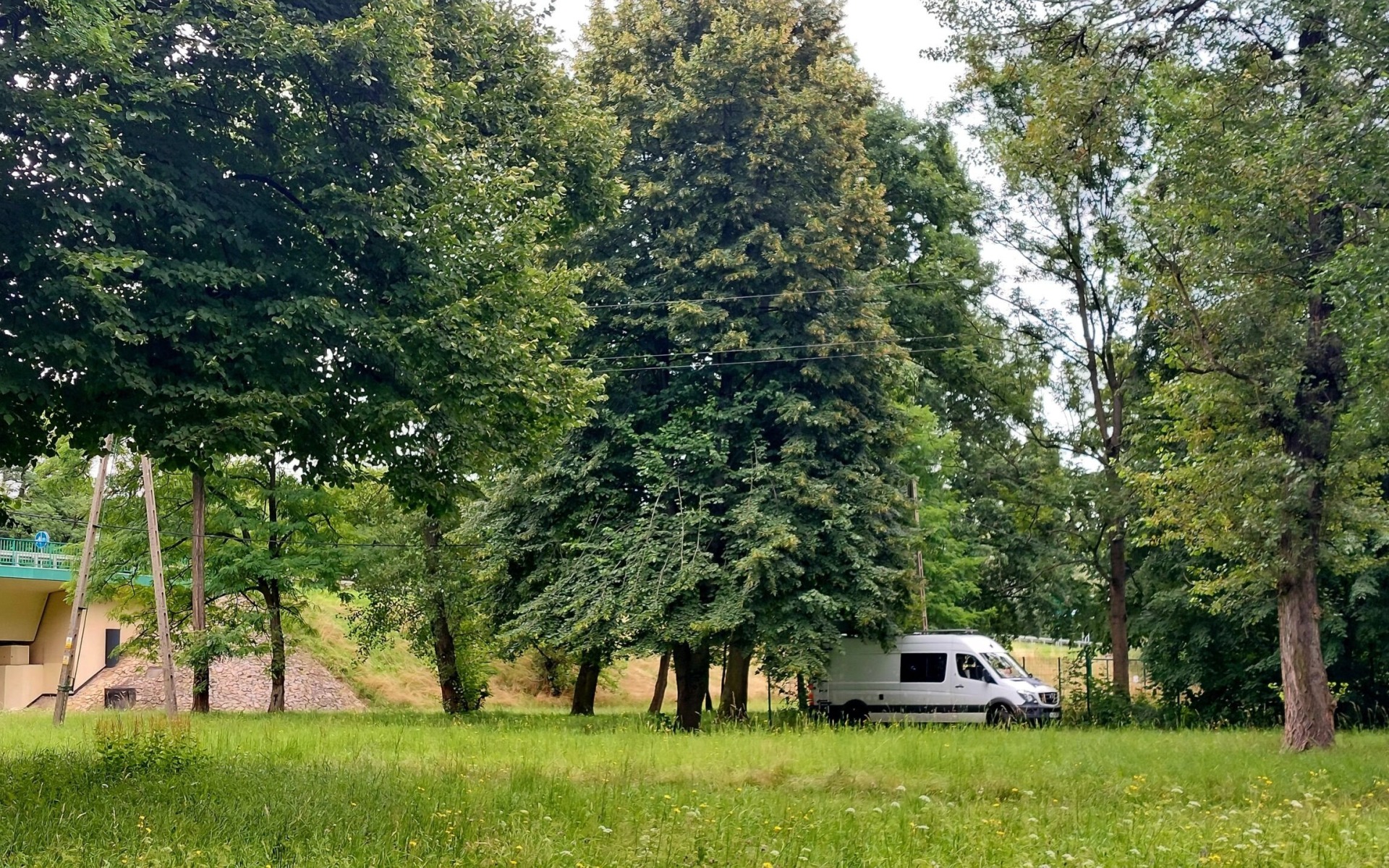 PUBLICYSTYKA. Oświęcim miastem turystyki? W praktyce kampery parkują na dziko