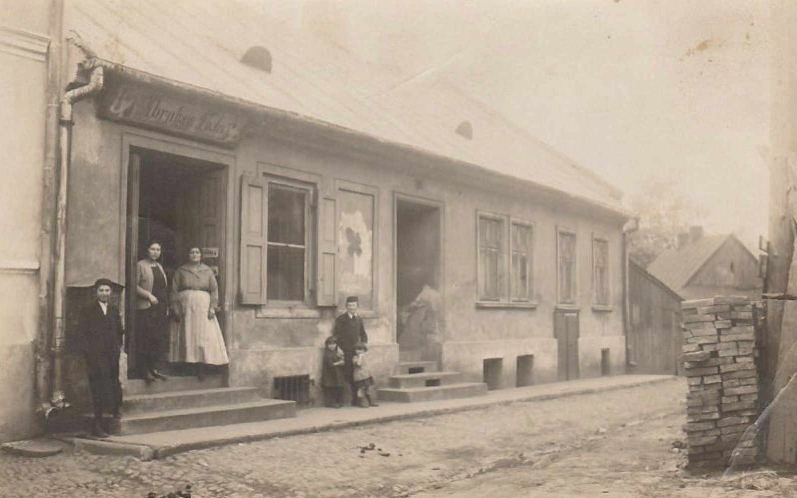 OŚWIĘCIM. Fragment framugi drzwi, z śladem po mezuzie z domu rodziny Fuchsów