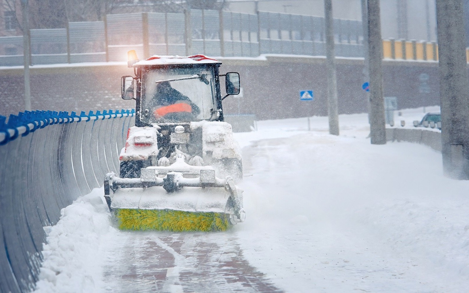 Odśnieżanie parkingów i placów – zobacz na co zwrócić uwagę