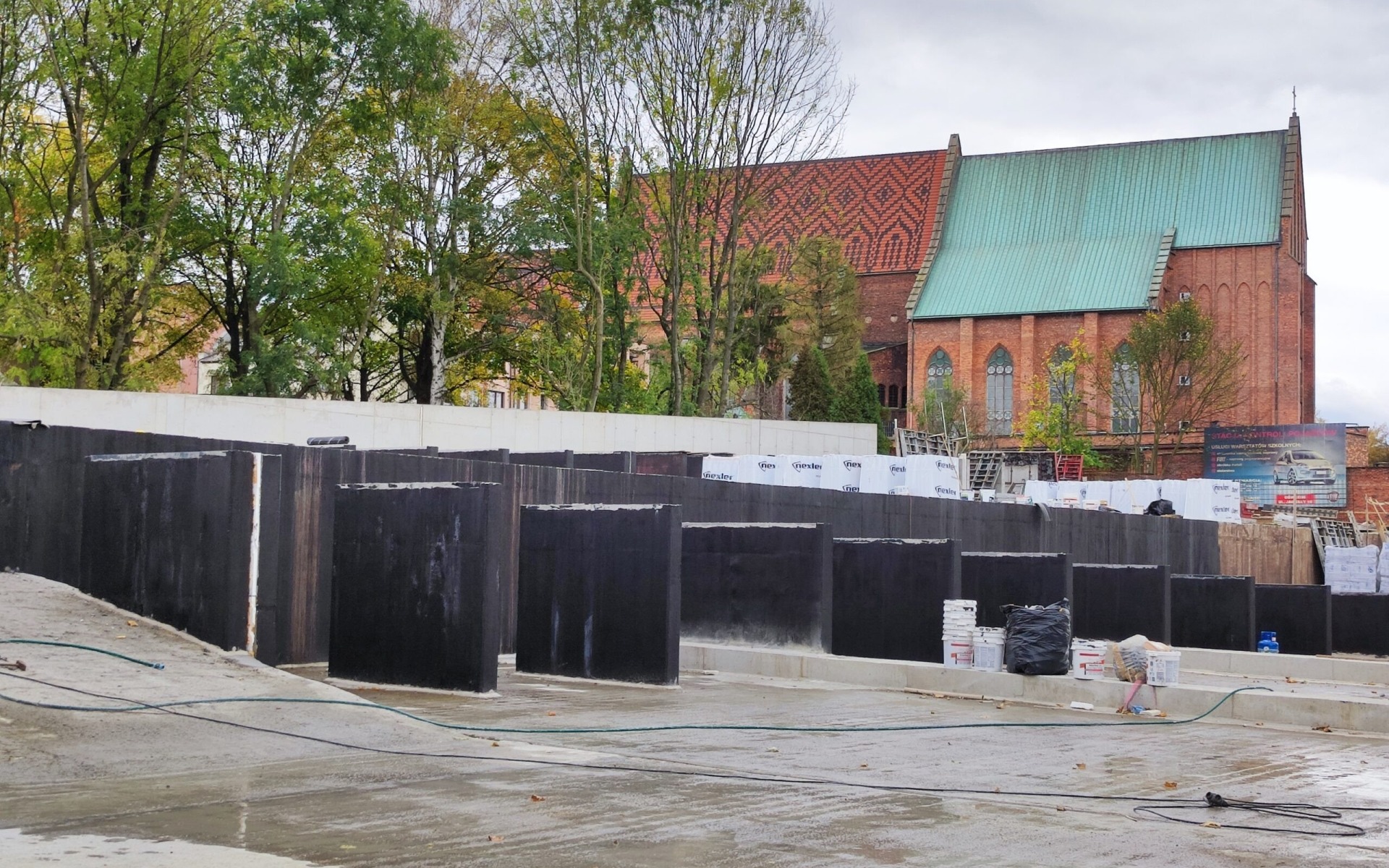 OŚWIĘCIM. Na bulwarach już widać bryłę parkingu podziemnego