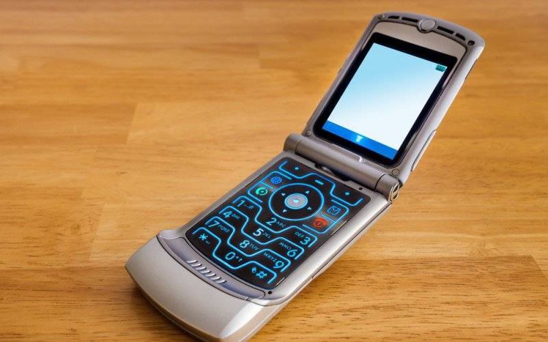 Telefon komórkowy z klapką – moda czy przeżytek?