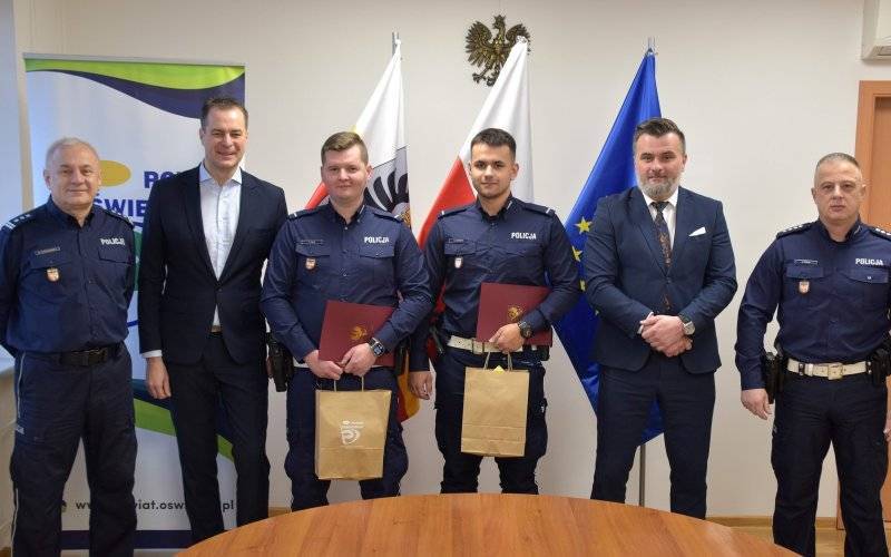 OŚWIĘCIM. Policjanci Oskar Sulik i Dominik Seremak otrzymali podziękowania za uratowanie życia