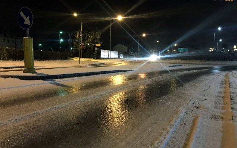 OŚWIĘCIM. Trudne zimowe warunki na drogach powiatu oświęcimskiego