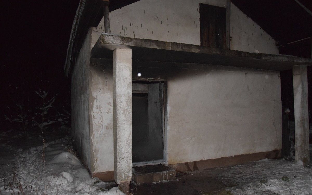 BABICE. W pożarze domu zginął bezdomny, jedna osoba została ranna