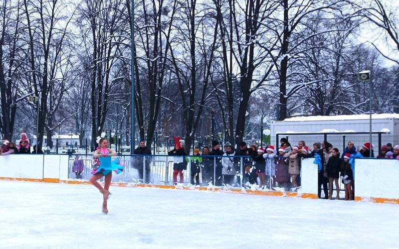 POWIAT. Miasto Brzeszcze zaprasza na ślizgawki na lodowisko pod chmurką do Parku Miejskiego