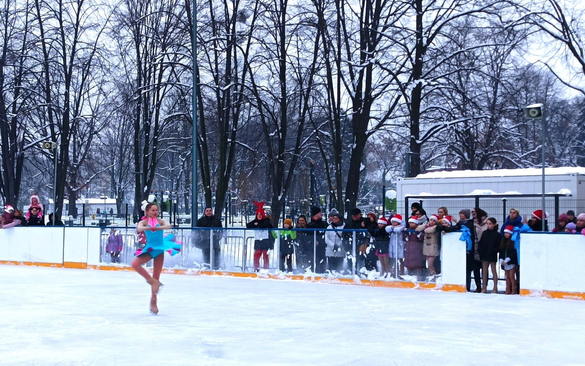 POWIAT. Miasto Brzeszcze zaprasza na ślizgawki na lodowisko pod chmurką do Parku Miejskiego