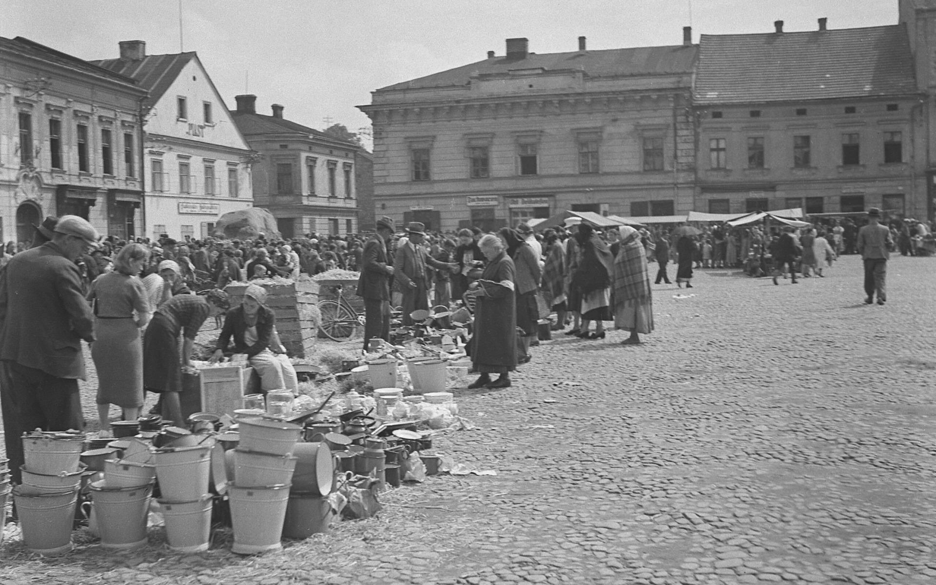 OŚWIĘCIM. Nieznane dotąd fotografie żydowskich oświęcimian z okresu okupacji