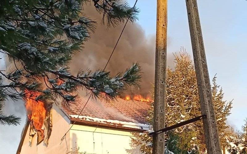 BULOWICE. Pożar poddasza dwupiętrowego domu, pomogli sąsiedzi