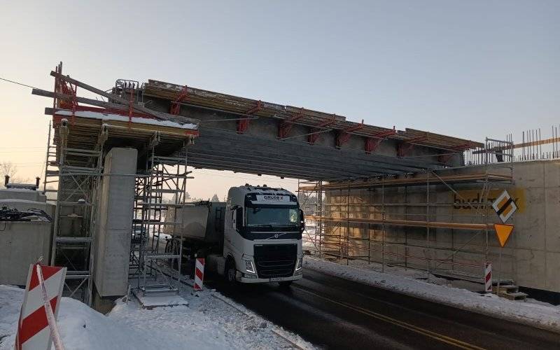 OŚWIĘCIM. „Świeżo położona” część budowanego mostu na rzece Soła