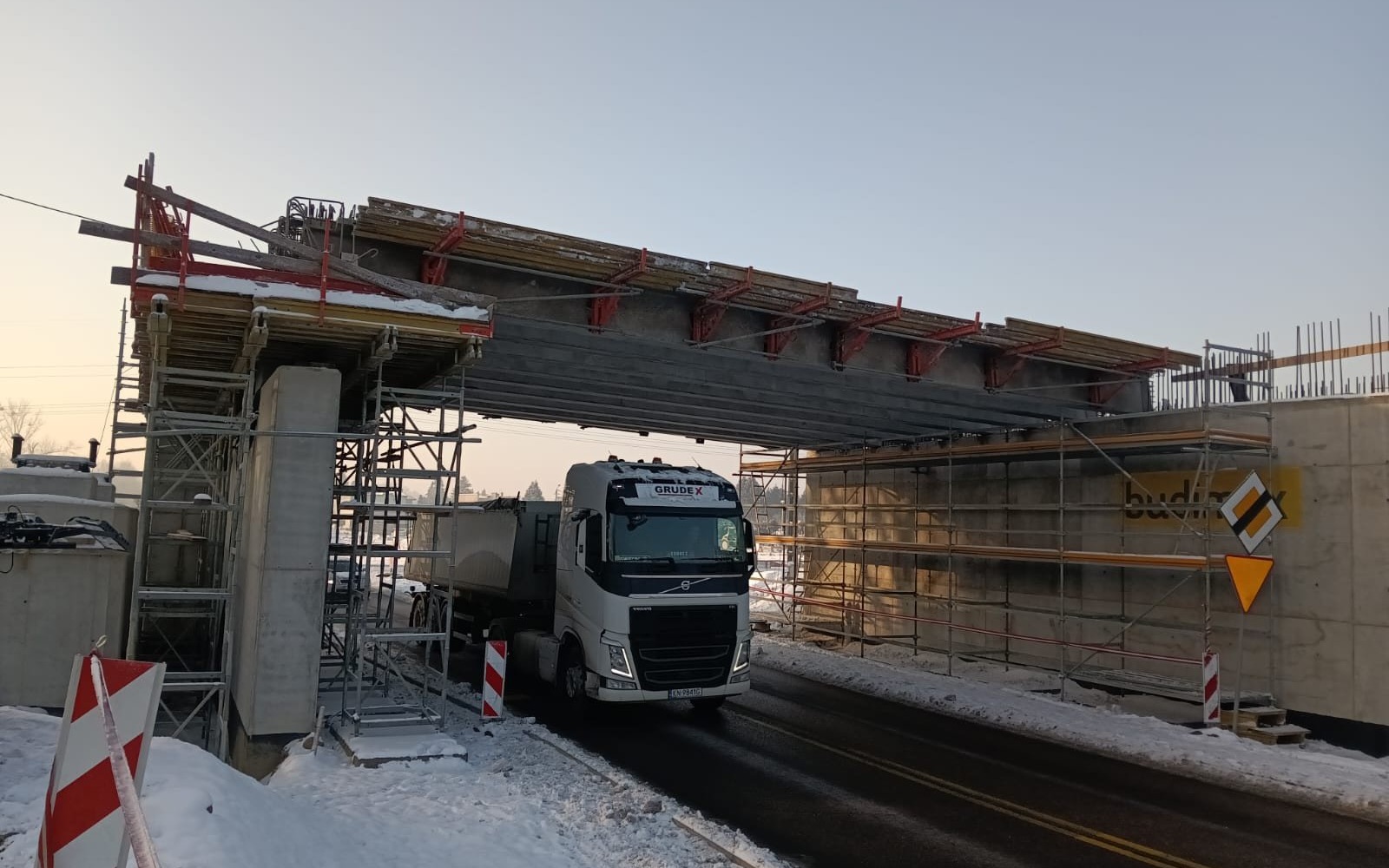 OŚWIĘCIM. „Świeżo położona” część budowanego mostu na rzece Soła