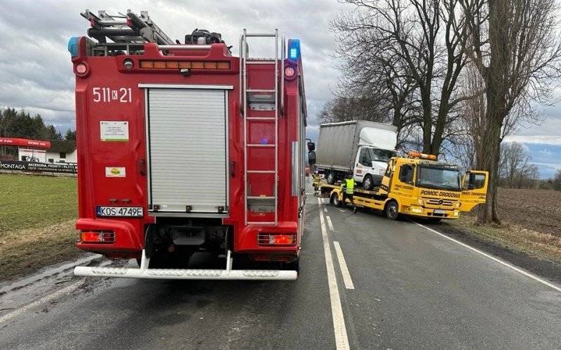 ŁĘKI. Kolizja drogowa z udziałem trzech pojazdów