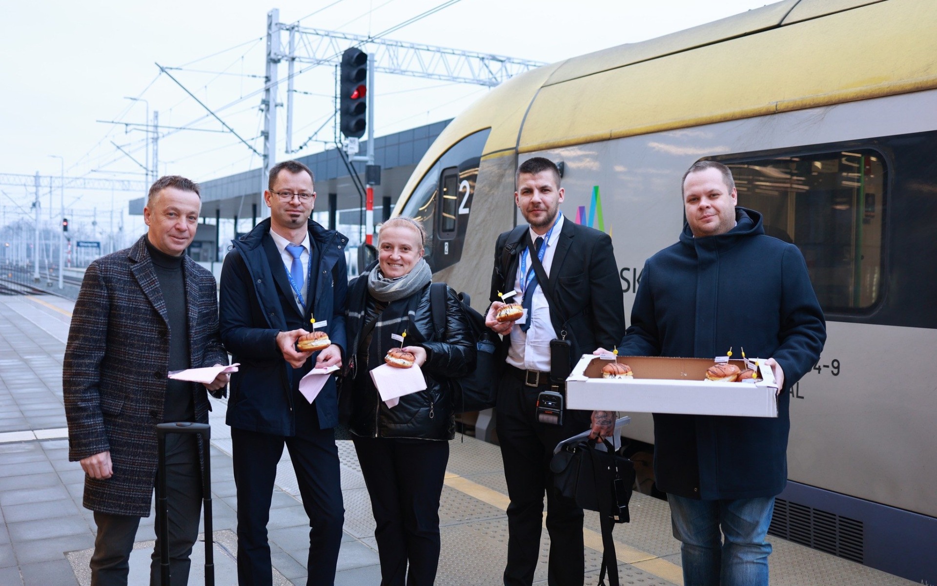 OŚWIĘCIM. Pączkowy happening radny Łozińskiego i Przewoźnika