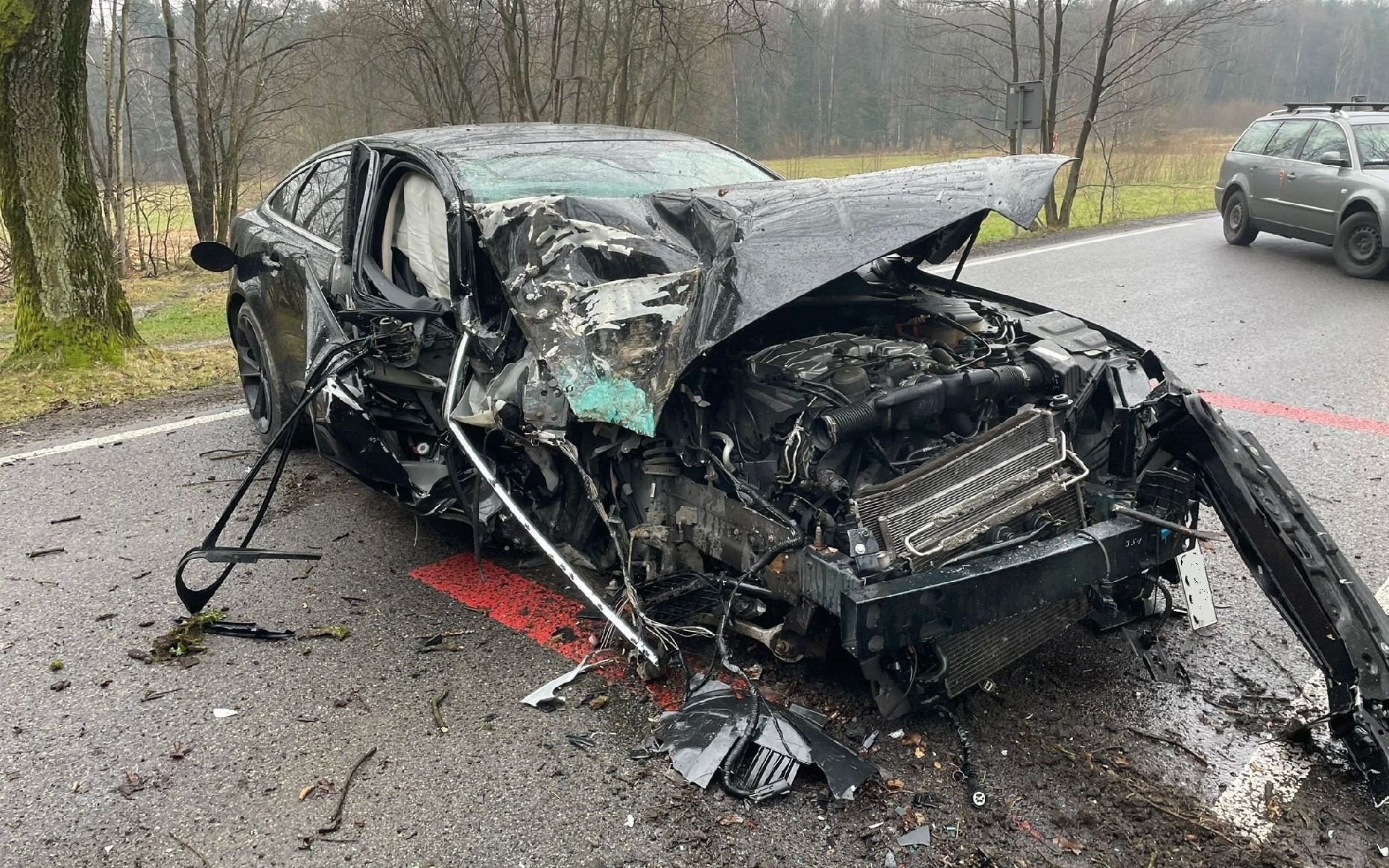 KĘTY. Kierowca samochodu osobowego wypadł z jezdni i uderzył w drzewo