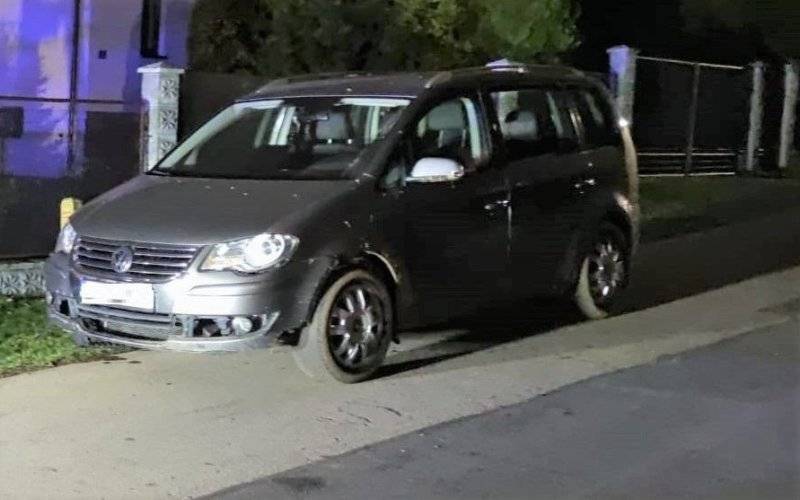 POLANKA WIELKA. Pijany kierowca zabarykadował się w samochodzie, policja wybiła szybę